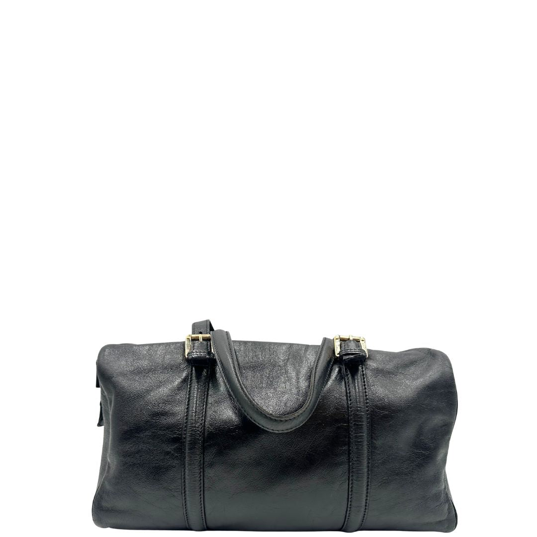 Retro di un Bauletto Gucci Britt Boston in pelle nera con parti metalliche dorate e doppi manici; da indossare a spalla. Rifinita con doppie G incrociate in metallo sul front. Completa di dustbag. Originale, usato, di lusso, in ottime condizioni.