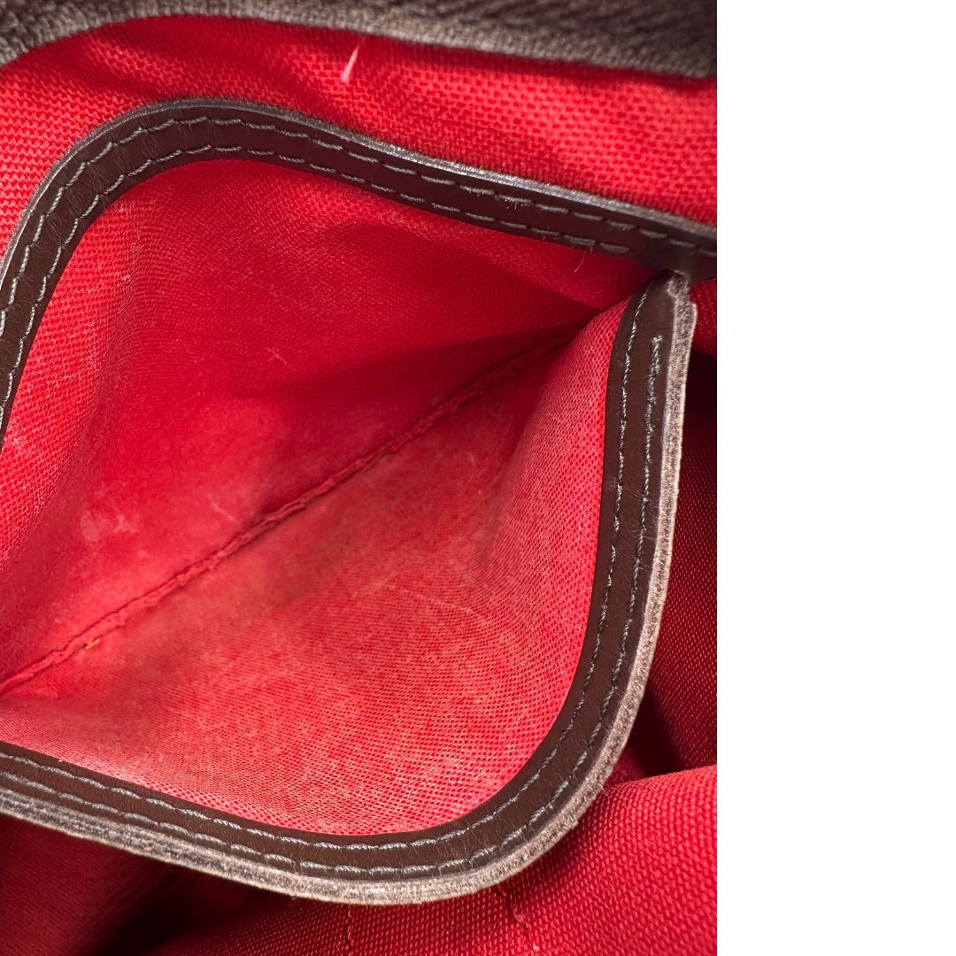 Interno di una taschino di una borsa Louis Vuitton in canvas Damier Ébène con parti metalliche dorate; munita di doppi manici stondati, da portare a mano. Completo di scatola logata, lucchetto e chiavi.