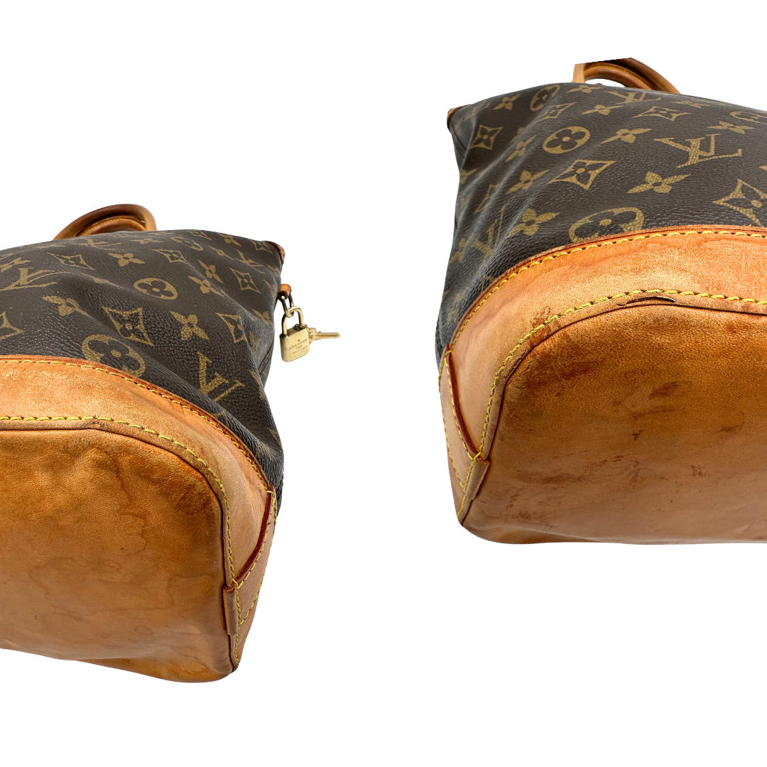 Angoli di una Borsa Louis Vuitton in canvas marrone monogram con finiture in vacchetta naturale e parti metalliche dorate. Munita di doppi manici stondati. Completa di dustbag, lucchetto e chiavi. Originale, usata, di lusso, in ottime condizioni.