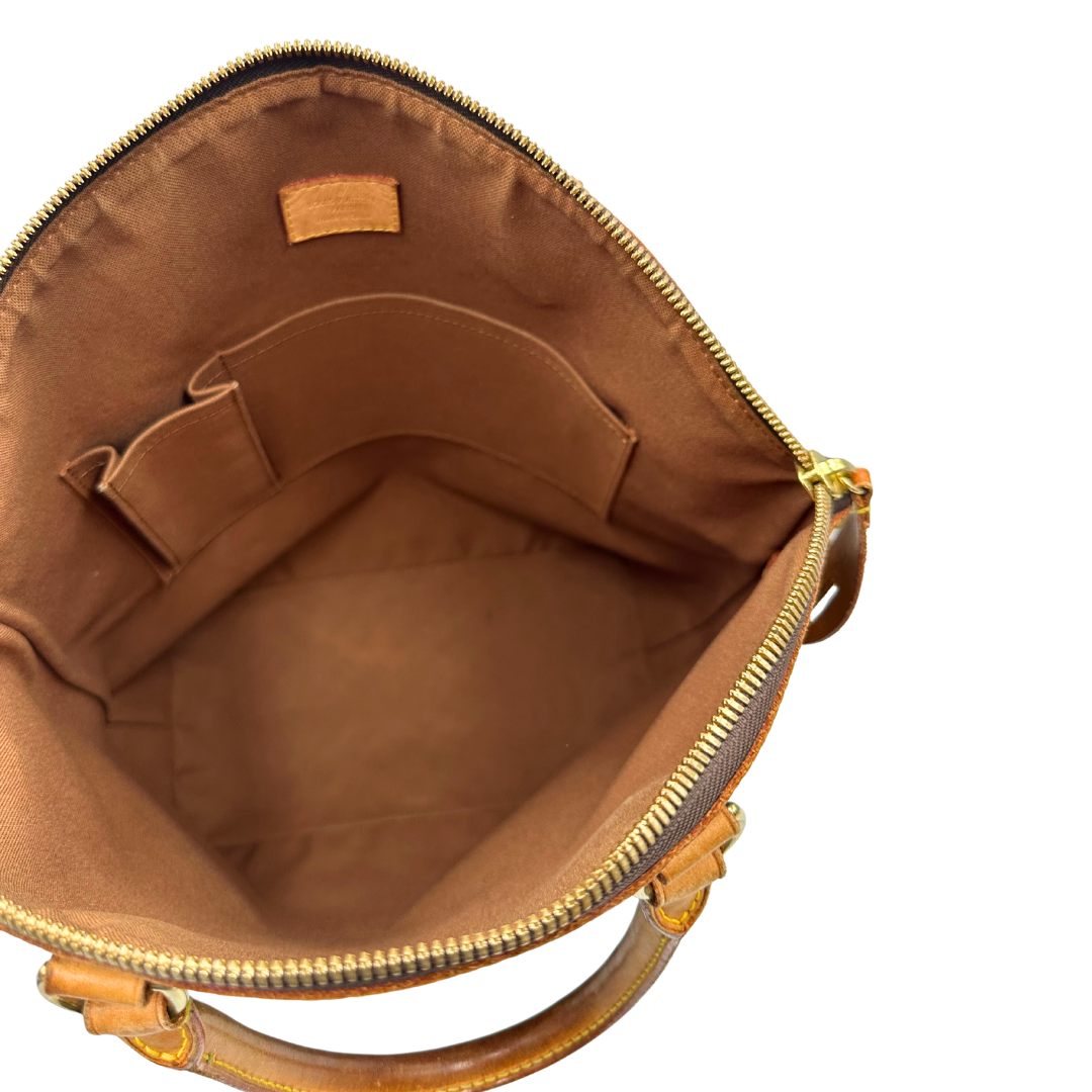 Interno di una Borsa Louis Vuitton in canvas marrone monogram con finiture in vacchetta naturale e parti metalliche dorate. Munita di doppi manici stondati. Completa di dustbag, lucchetto e chiavi. Originale, usata, di lusso, in ottime condizioni.