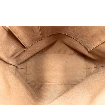 Interno di una Borsa Louis Vuitton in canvas marrone monogram con finiture in vacchetta naturale e parti metalliche dorate. Munita di doppi manici stondati. Completa di dustbag, lucchetto e chiavi. Originale, usata, di lusso, in ottime condizioni.