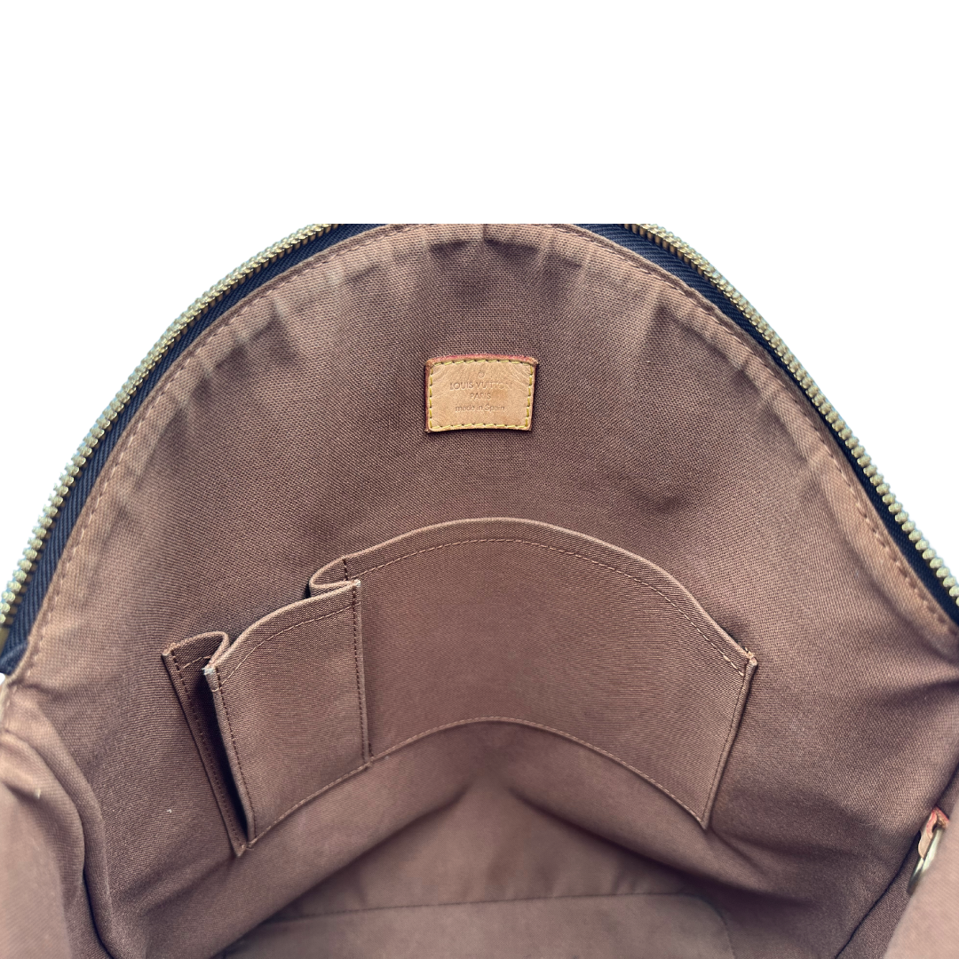 Interno di una Borsa Louis Vuitton in canvas marrone monogram con finiture in vacchetta naturale e parti metalliche dorate. Munita di doppi manici stondati. Completa di dustbag, lucchetto e chiavi. Originale, usata, di lusso, in ottime condizioni.