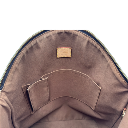 Interno di una Borsa Louis Vuitton in canvas marrone monogram con finiture in vacchetta naturale e parti metalliche dorate. Munita di doppi manici stondati. Completa di dustbag, lucchetto e chiavi. Originale, usata, di lusso, in ottime condizioni.