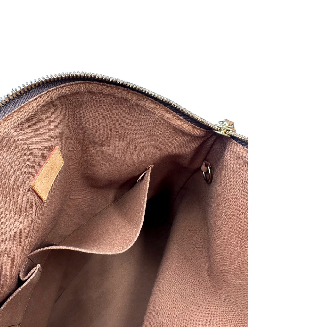 Interno di una Borsa Louis Vuitton in canvas marrone monogram con finiture in vacchetta naturale e parti metalliche dorate. Munita di doppi manici stondati. Completa di dustbag, lucchetto e chiavi. Originale, usata, di lusso, in ottime condizioni.