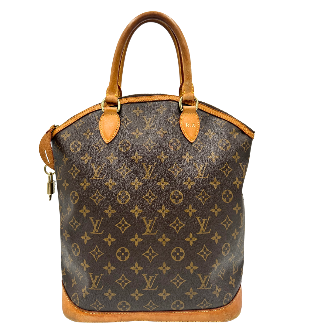 Front di una Borsa Louis Vuitton in canvas marrone monogram con finiture in vacchetta naturale e parti metalliche dorate. Munita di doppi manici stondati. Completa di dustbag, lucchetto e chiavi. Originale, usata, di lusso, in ottime condizioni.