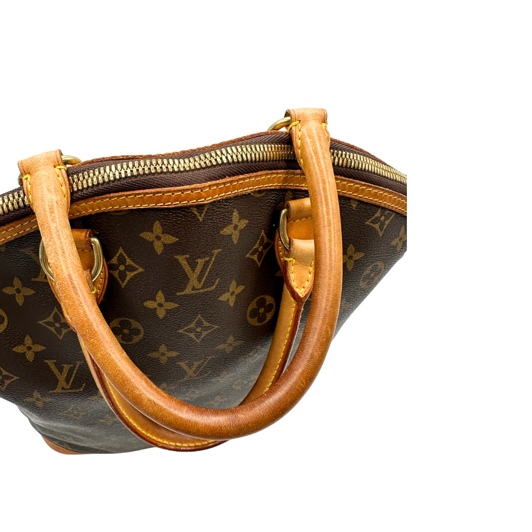 Manici di una Borsa Louis Vuitton in canvas marrone monogram con finiture in vacchetta naturale e parti metalliche dorate. Munita di doppi manici stondati. Completa di dustbag, lucchetto e chiavi. Originale, usata, di lusso, in ottime condizioni.