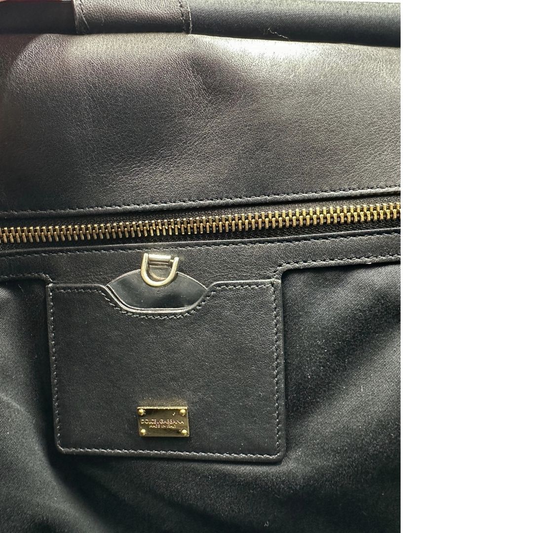 interno Borsa Dolce & Gabbana in canvas con trama animalier, finiture nere e parti metalliche dorate; munita di un manico singolo e un manico amovibile, di lusso, originale, ottime condizioni. 