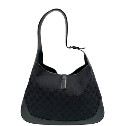 Retro di una borsa Gucci in tessuto nero GG con finiture in pelle tono su tono e parti metalliche argentate. Munita di un manico leggermente regolabile.