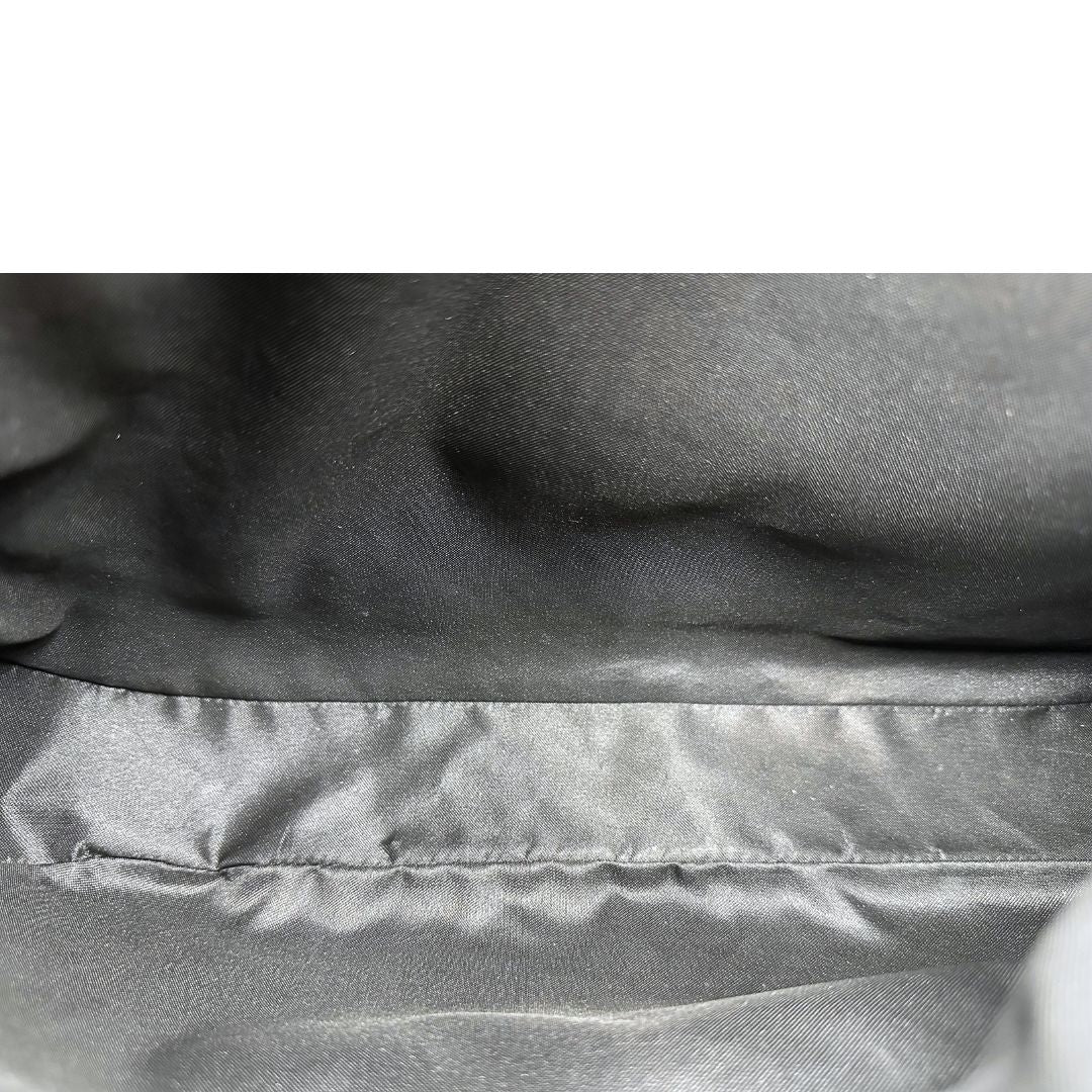 Interno di una borsa Gucci in tessuto nero GG con finiture in pelle tono su tono e parti metalliche argentate. Munita di un manico leggermente regolabile.