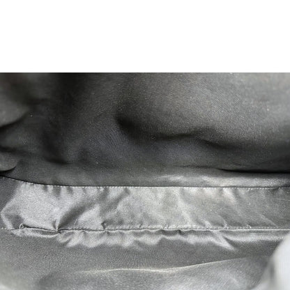 Interno di una borsa Gucci in tessuto nero GG con finiture in pelle tono su tono e parti metalliche argentate. Munita di un manico leggermente regolabile.