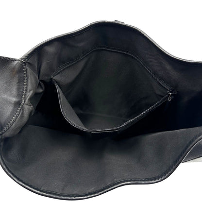 Interno di una borsa Gucci in tessuto nero GG con finiture in pelle tono su tono e parti metalliche argentate. Munita di un manico leggermente regolabile.