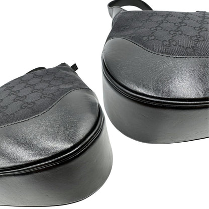 Angoli di una borsa Gucci in tessuto nero GG con finiture in pelle tono su tono e parti metalliche argentate. Munita di un manico leggermente regolabile.