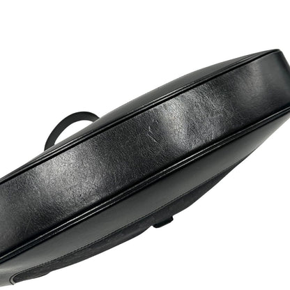 Base di una borsa Gucci in tessuto nero GG con finiture in pelle tono su tono e parti metalliche argentate. Munita di un manico leggermente regolabile.