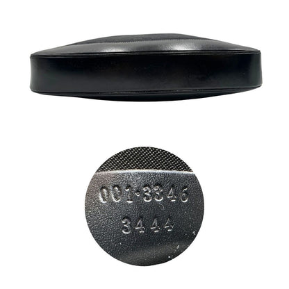 Base e codice di una borsa Gucci in tessuto nero GG con finiture in pelle tono su tono e parti metalliche argentate. Munita di un manico leggermente regolabile.