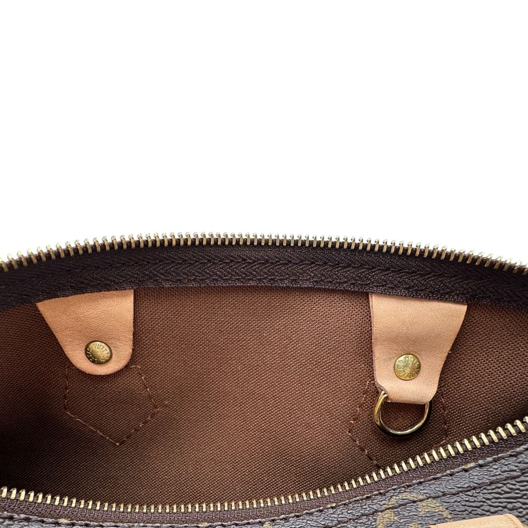 Interno di una borsa Louis Vuitton in canvas monogrammato con parti metalliche dorate; munita di doppi manici stondati, da portare a mano. Completo di scatola, dustbag, lucchetto e chiavi.