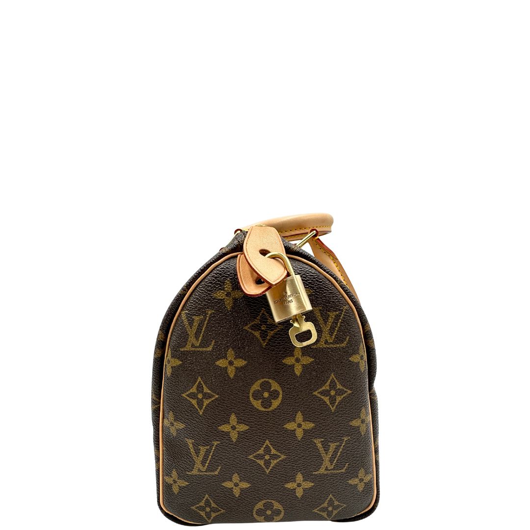 Laterale di una borsa Louis Vuitton in canvas monogrammato con parti metalliche dorate; munita di doppi manici stondati, da portare a mano. Completo di scatola, dustbag, lucchetto e chiavi.