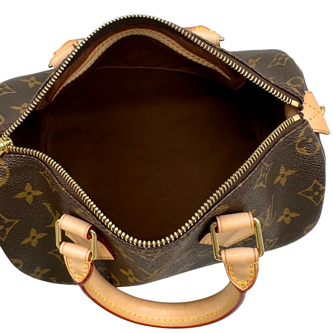 Interno di una borsa Louis Vuitton in canvas monogrammato con parti metalliche dorate; munita di doppi manici stondati, da portare a mano. Completo di scatola, dustbag, lucchetto e chiavi.