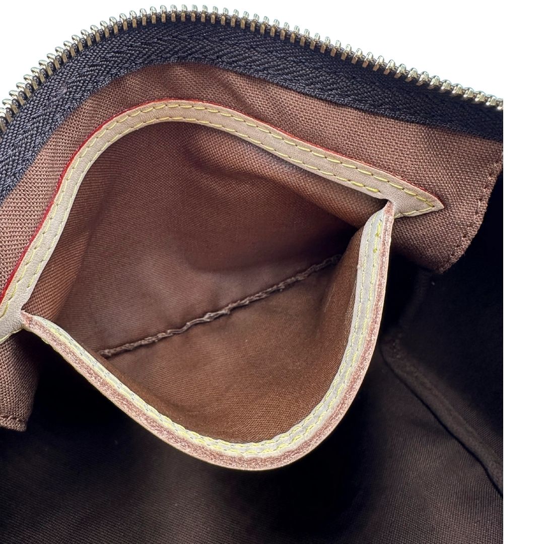 Interno di una borsa Louis Vuitton in canvas monogrammato con parti metalliche dorate; munita di doppi manici stondati, da portare a mano. Completo di scatola, dustbag, lucchetto e chiavi.