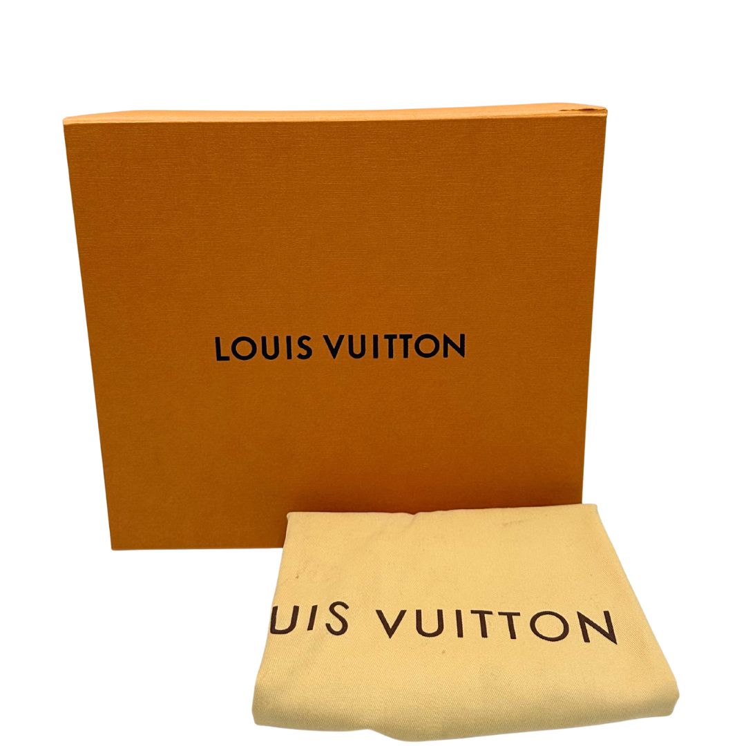 Corredo di una borsa Louis Vuitton in canvas monogrammato con parti metalliche dorate; munita di doppi manici stondati, da portare a mano. Completo di lucchetto e chiavi.