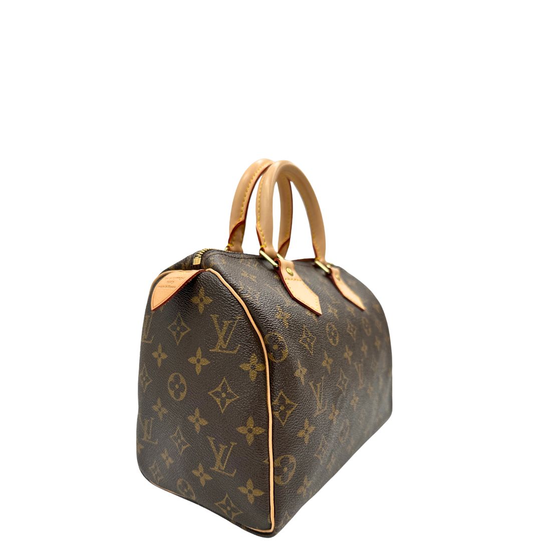 Laterale sinistro di una borsa Louis Vuitton in canvas monogrammato con parti metalliche dorate; munita di doppi manici stondati, da portare a mano. Completo di scatola, dustbag, lucchetto e chiavi.