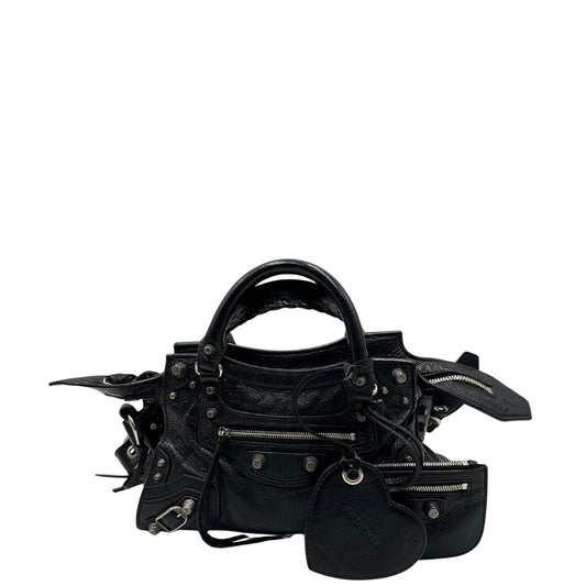 front Borsa Balenciaga in pelle crinkled nera con parti metalliche argentate; munita di doppi manici stondati e una tracolla regolabile. Completa di dustbag, di lusso, originale, ottime condizioni.