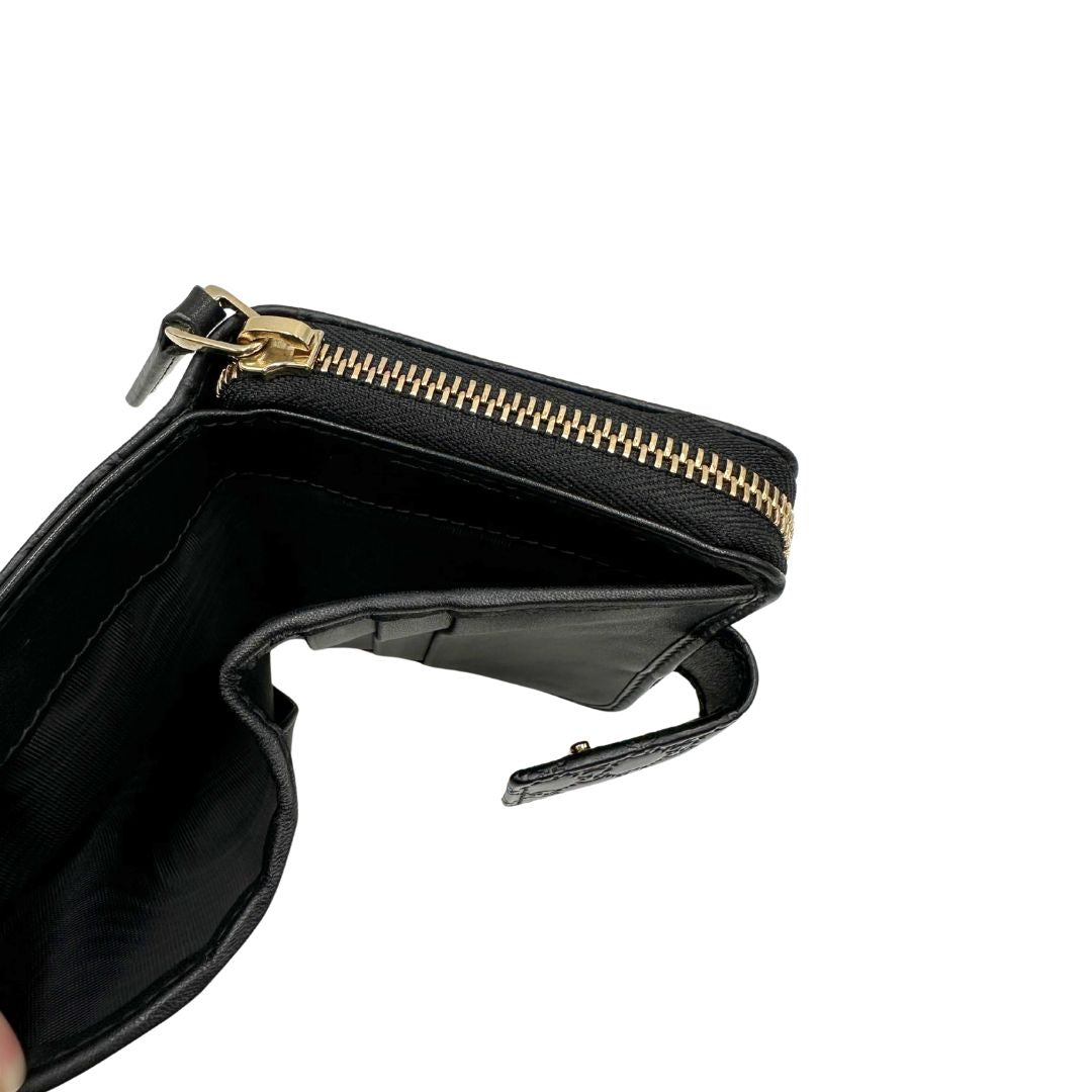 Interno di un Portafoglio Gucci in pelle nera GG con parti metalliche dorate. Completo di scatola. Originale, usato, di lusso, in ottime condizioni.