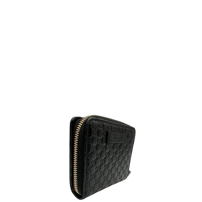 Lato destro di un Portafoglio Gucci in pelle nera GG con parti metalliche dorate. Completo di scatola. Originale, usato, di lusso, in ottime condizioni.