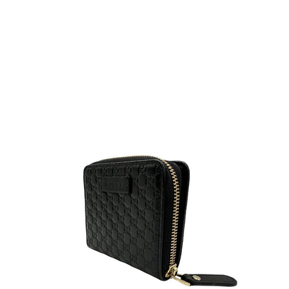 Lato sinistro di un Portafoglio Gucci in pelle nera GG con parti metalliche dorate. Completo di scatola. Originale, usato, di lusso, in ottime condizioni.