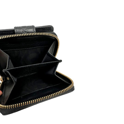 Interno di un Portafoglio Gucci in pelle nera GG con parti metalliche dorate. Completo di scatola. Originale, usato, di lusso, in ottime condizioni.