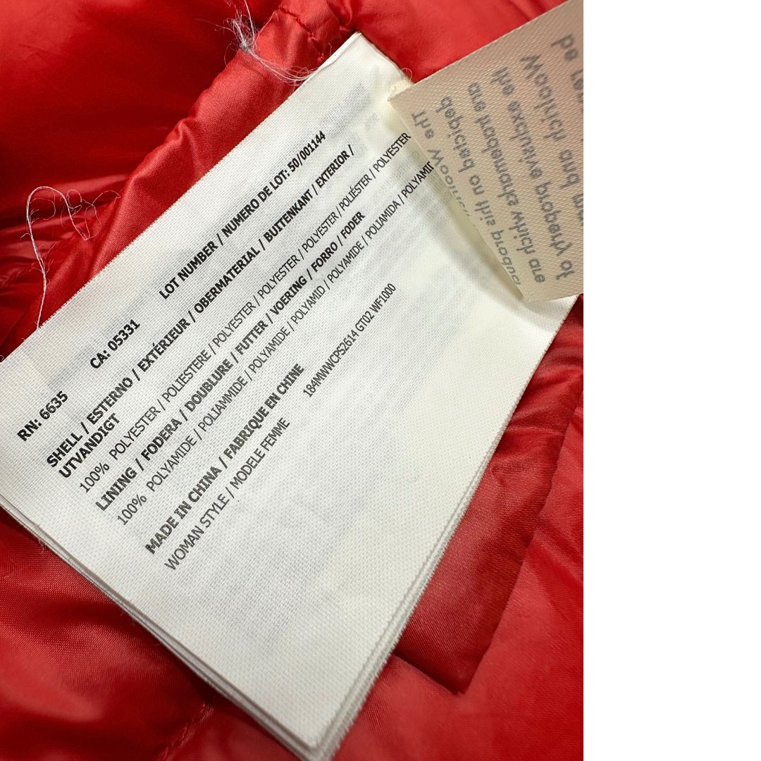 Giacca Woolrich in 100 % poliestere rosso con finiture nere, di lusso, originale, ottime condizioni.