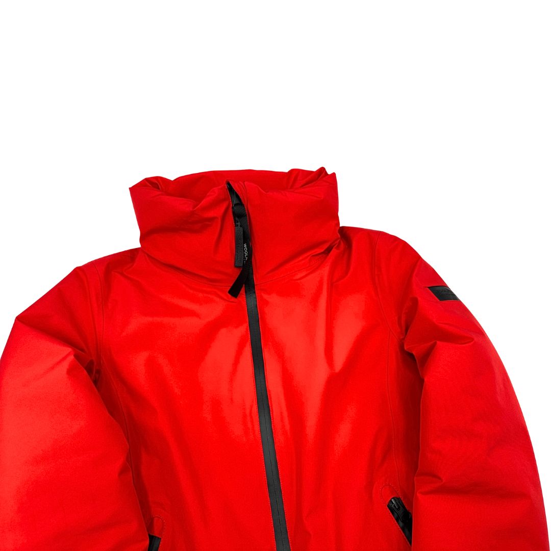 Giacca Woolrich in 100 % poliestere rosso con finiture nere, di lusso, originale, ottime condizioni.