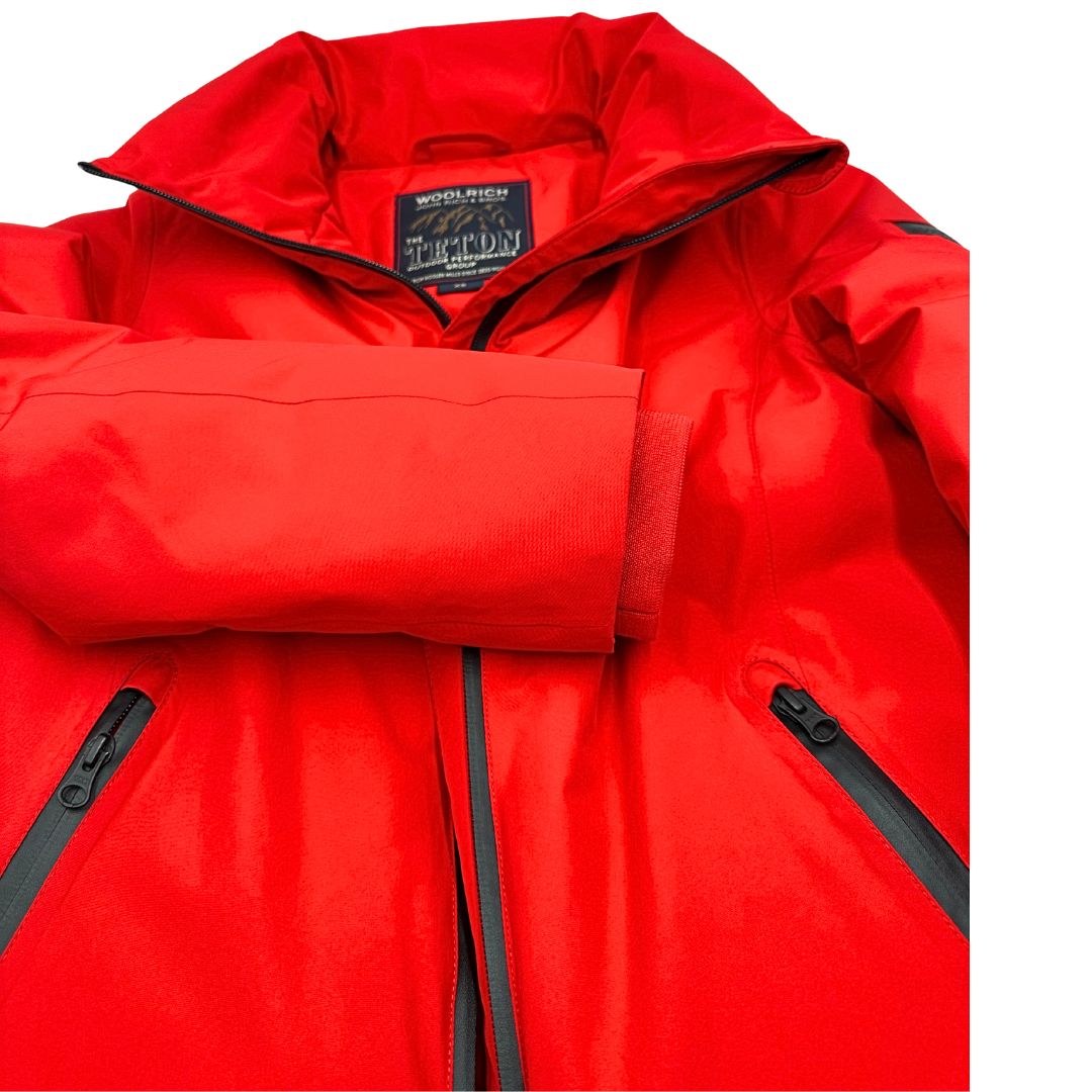 Giacca Woolrich in 100 % poliestere rosso con finiture nere, di lusso, originale, ottime condizioni.