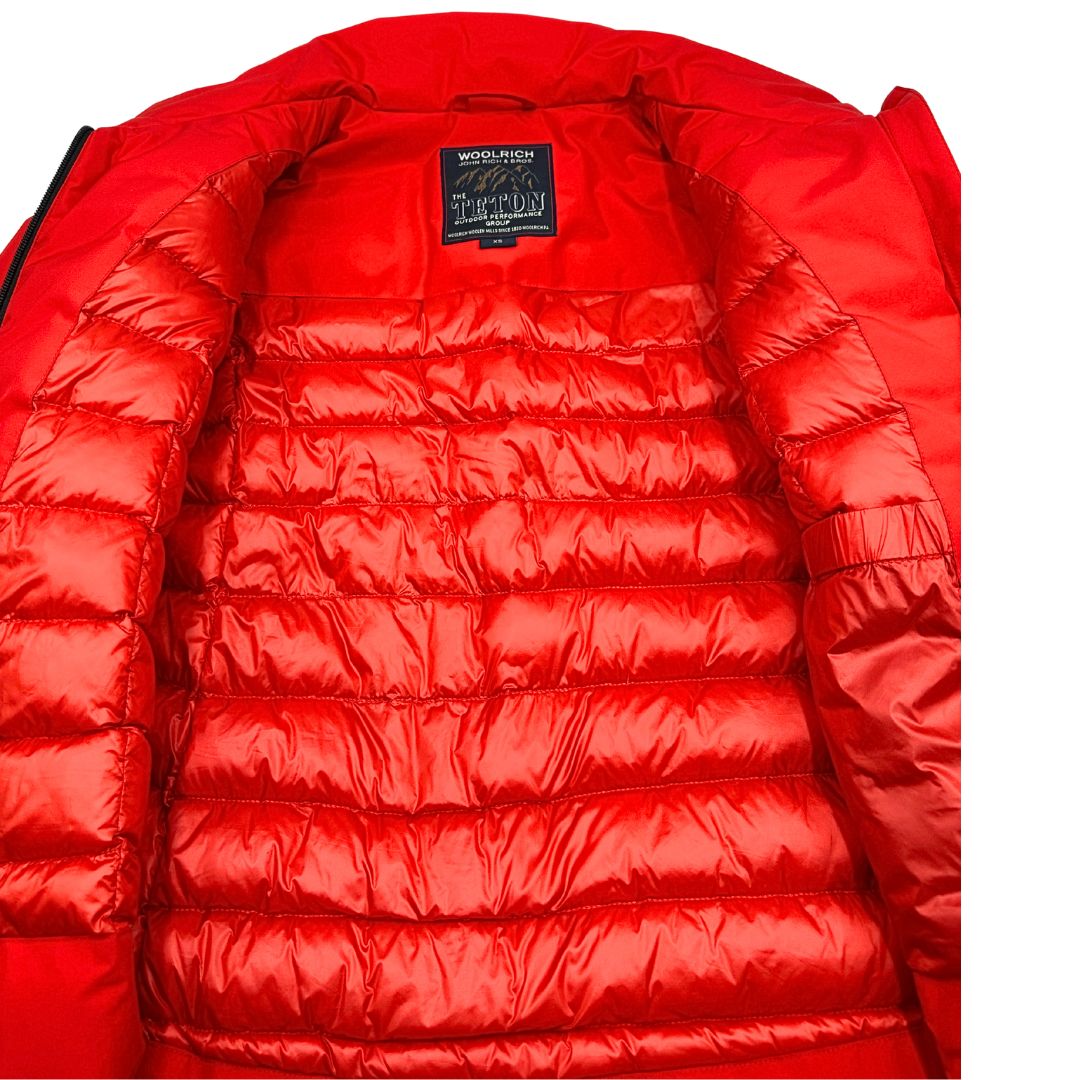 Giacca Woolrich in 100 % poliestere rosso con finiture nere, di lusso, originale, ottime condizioni.
