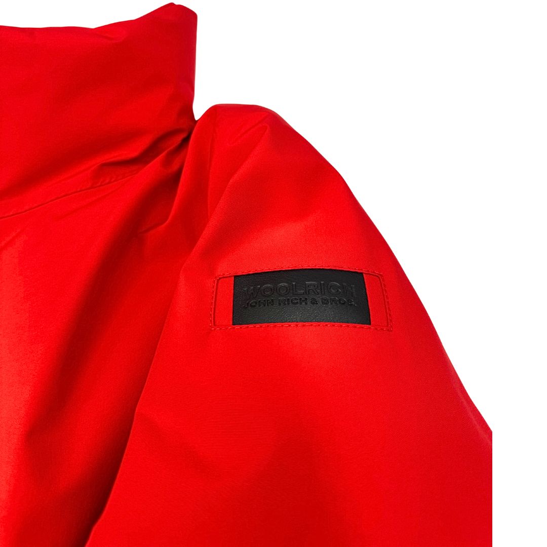 Giacca Woolrich in 100 % poliestere rosso con finiture nere, di lusso, originale, ottime condizioni.