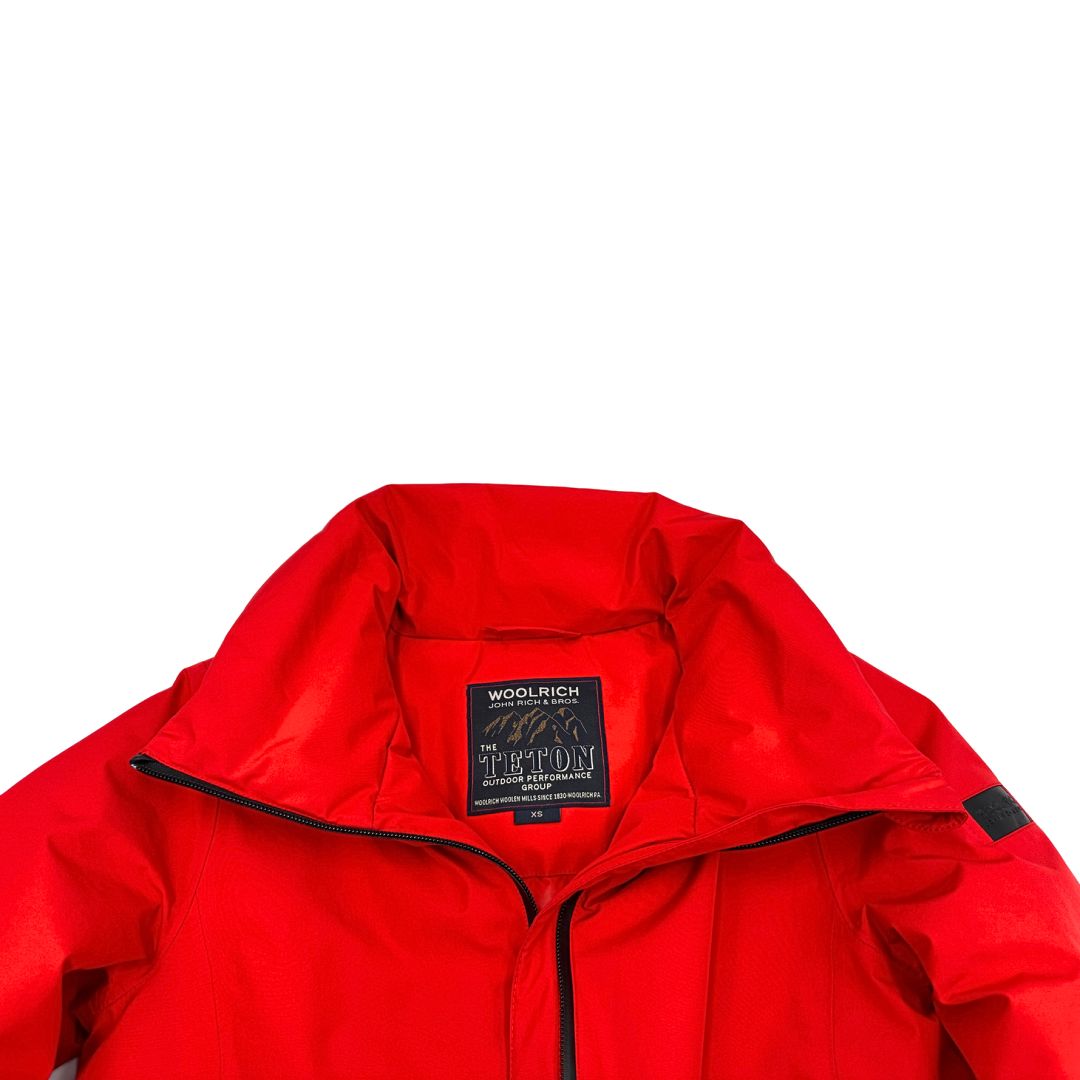 Giacca Woolrich in 100 % poliestere rosso con finiture nere, di lusso, originale, ottime condizioni.