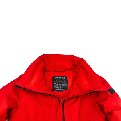 Giacca Woolrich in 100 % poliestere rosso con finiture nere, di lusso, originale, ottime condizioni.