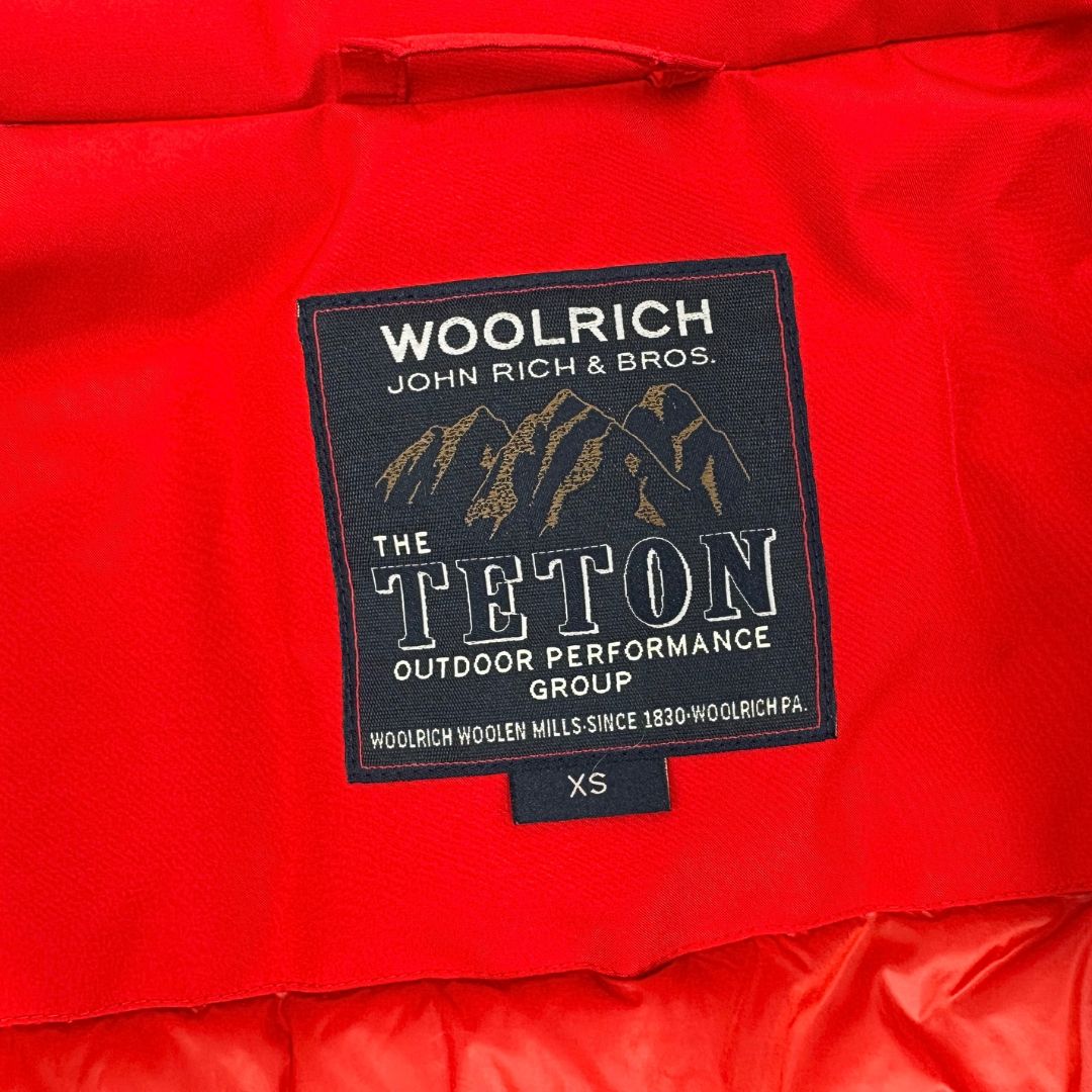 Giacca Woolrich in 100 % poliestere rosso con finiture nere, di lusso, originale, ottime condizioni.
