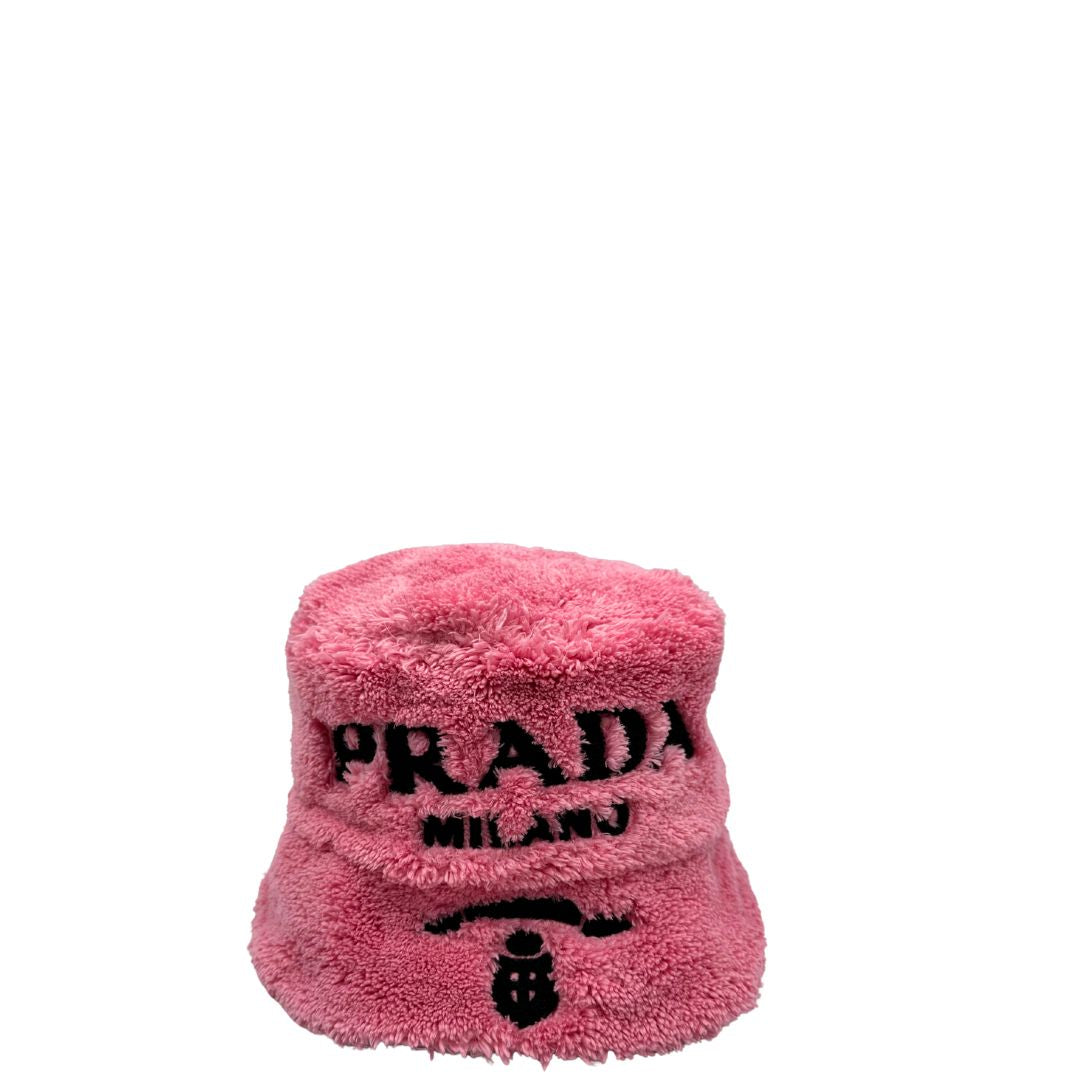 Cappello Prada in 100% poliestere rosa bubblegum e logo sul front nero. Completo di dustbag.