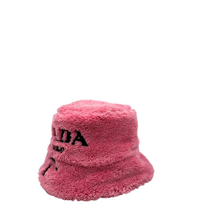 Cappello Prada in 100% poliestere rosa bubblegum e logo sul front nero. Completo di dustbag.
