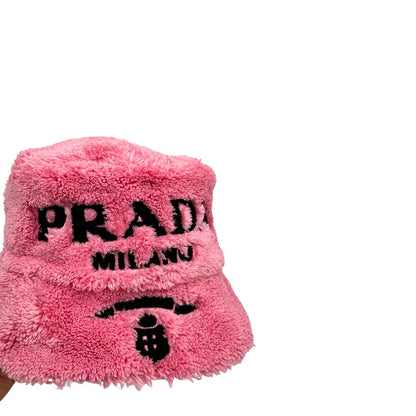 Cappello Prada in 100% poliestere rosa bubblegum e logo sul front nero. Completo di dustbag.