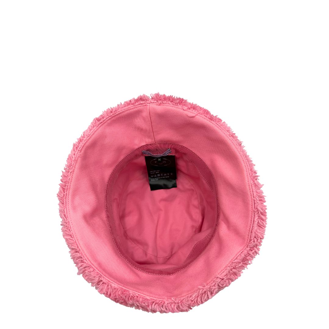 Cappello Prada in 100% poliestere rosa bubblegum e logo sul front nero. Completo di dustbag.