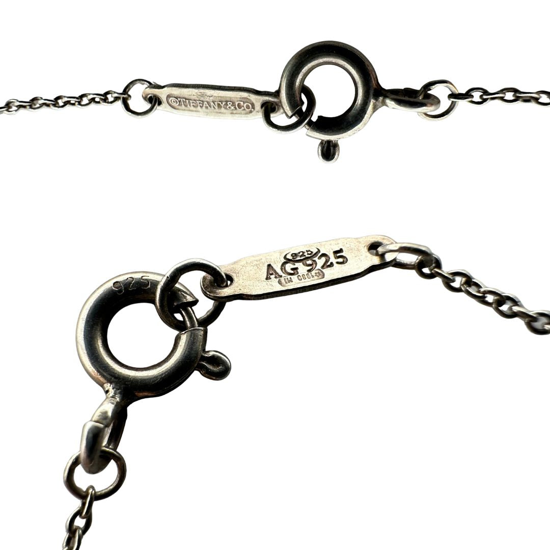 Collana Tiffany&Co. della collezione Return To Tiffany in argento 925 con doppio ciondolo cuore. Completa di scatola e sacchetto.