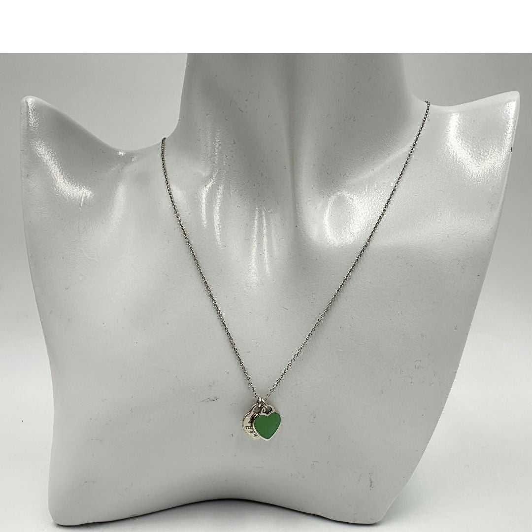 Collana Tiffany&Co. della collezione Return To Tiffany in argento 925 con doppio ciondolo cuore. Completa di scatola e sacchetto.