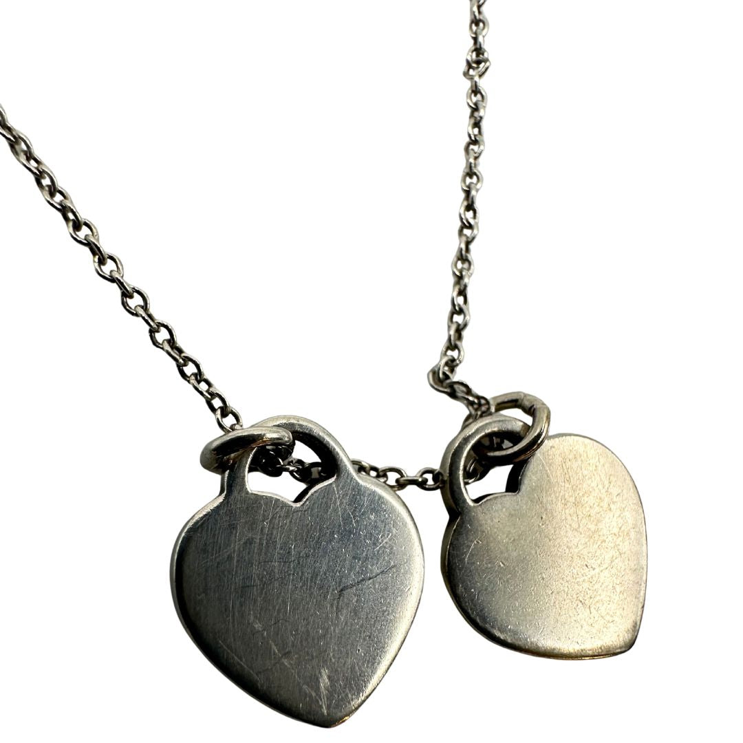 Collana Tiffany&Co. della collezione Return To Tiffany in argento 925 con doppio ciondolo cuore. Completa di scatola e sacchetto.