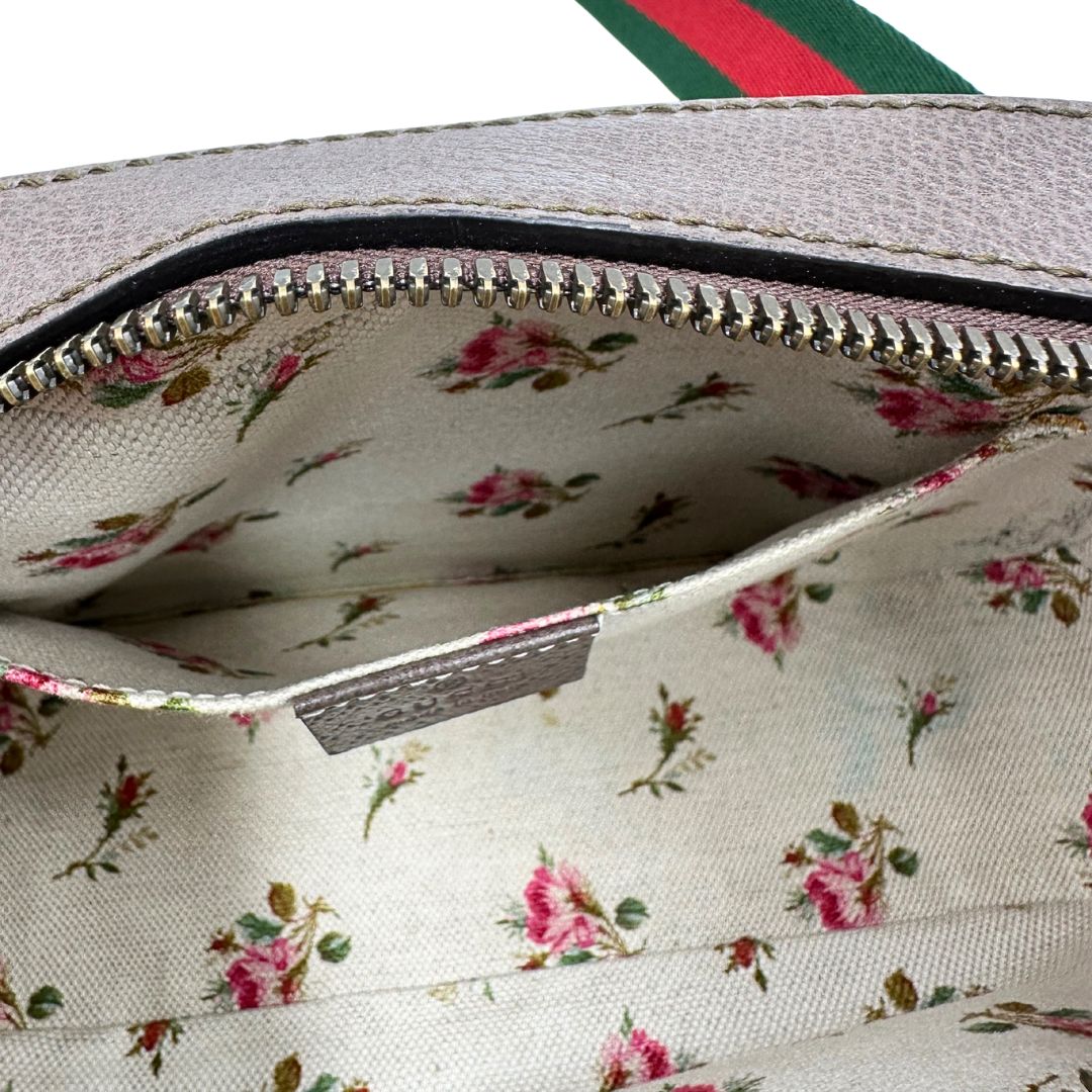 Interno di una borsa Gucci Neo Vintage in canvas beige GG Supreme con finiture in pelle marrone e parti metalliche dorate. Munita di una tracolla in tessuto Web verde e rosso, con dettagli in pelle gialla. Rifinita con logo lettering sul front e testa di tigre decorativa. Completa di dustbag.