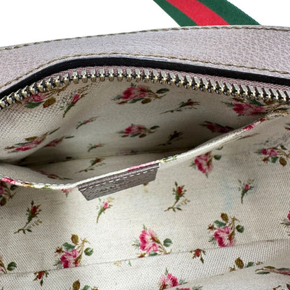 Interno di una borsa Gucci Neo Vintage in canvas beige GG Supreme con finiture in pelle marrone e parti metalliche dorate. Munita di una tracolla in tessuto Web verde e rosso, con dettagli in pelle gialla. Rifinita con logo lettering sul front e testa di tigre decorativa. Completa di dustbag.