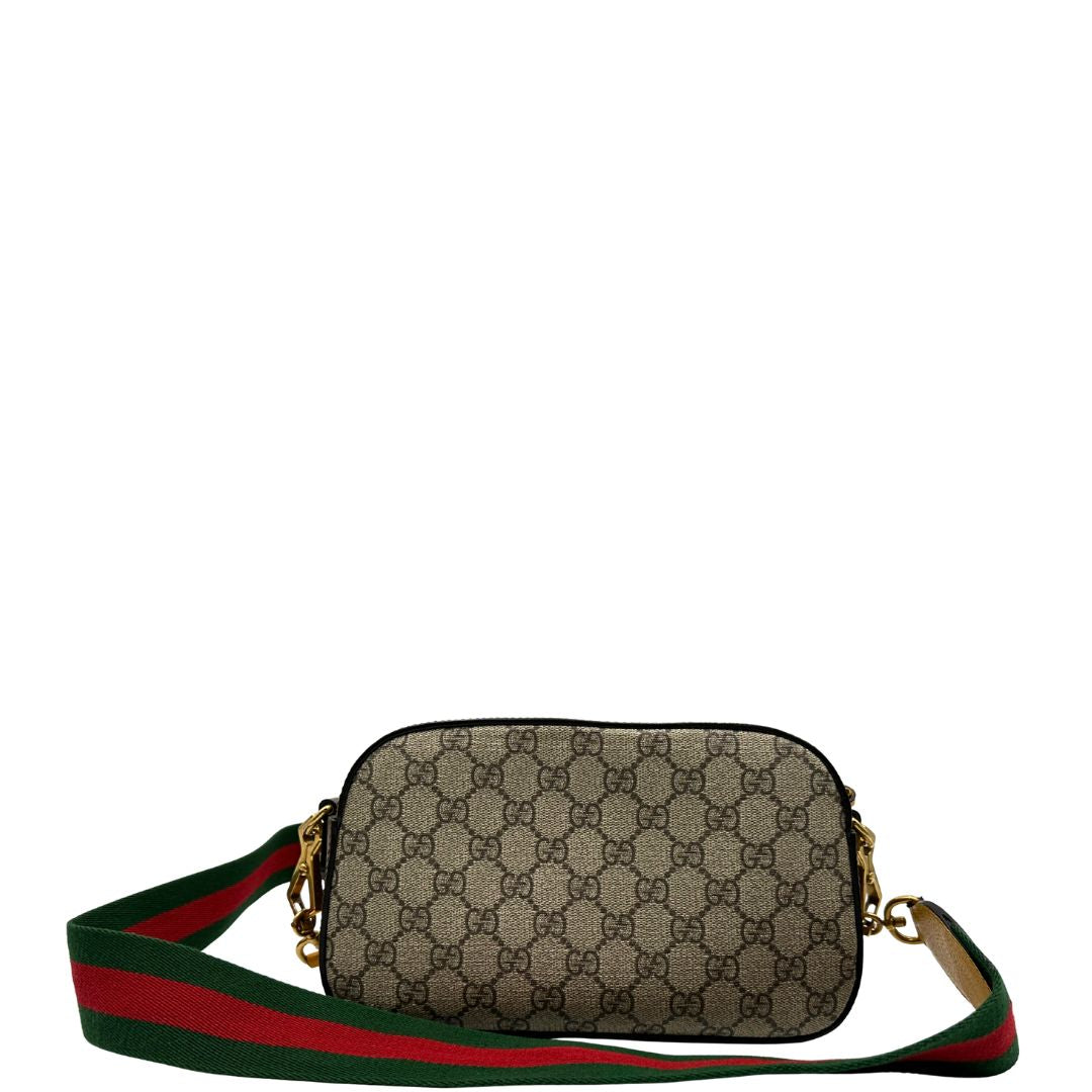 Retro di una borsa Gucci Neo Vintage in canvas beige GG Supreme con finiture in pelle marrone e parti metalliche dorate. Munita di una tracolla in tessuto Web verde e rosso, con dettagli in pelle gialla. Rifinita con logo lettering sul front e testa di tigre decorativa. Completa di dustbag.