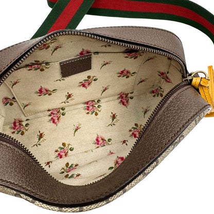 Interno di una borsa Gucci Neo Vintage in canvas beige GG Supreme con finiture in pelle marrone e parti metalliche dorate. Munita di una tracolla in tessuto Web verde e rosso, con dettagli in pelle gialla. Rifinita con logo lettering sul front e testa di tigre decorativa. Completa di dustbag.