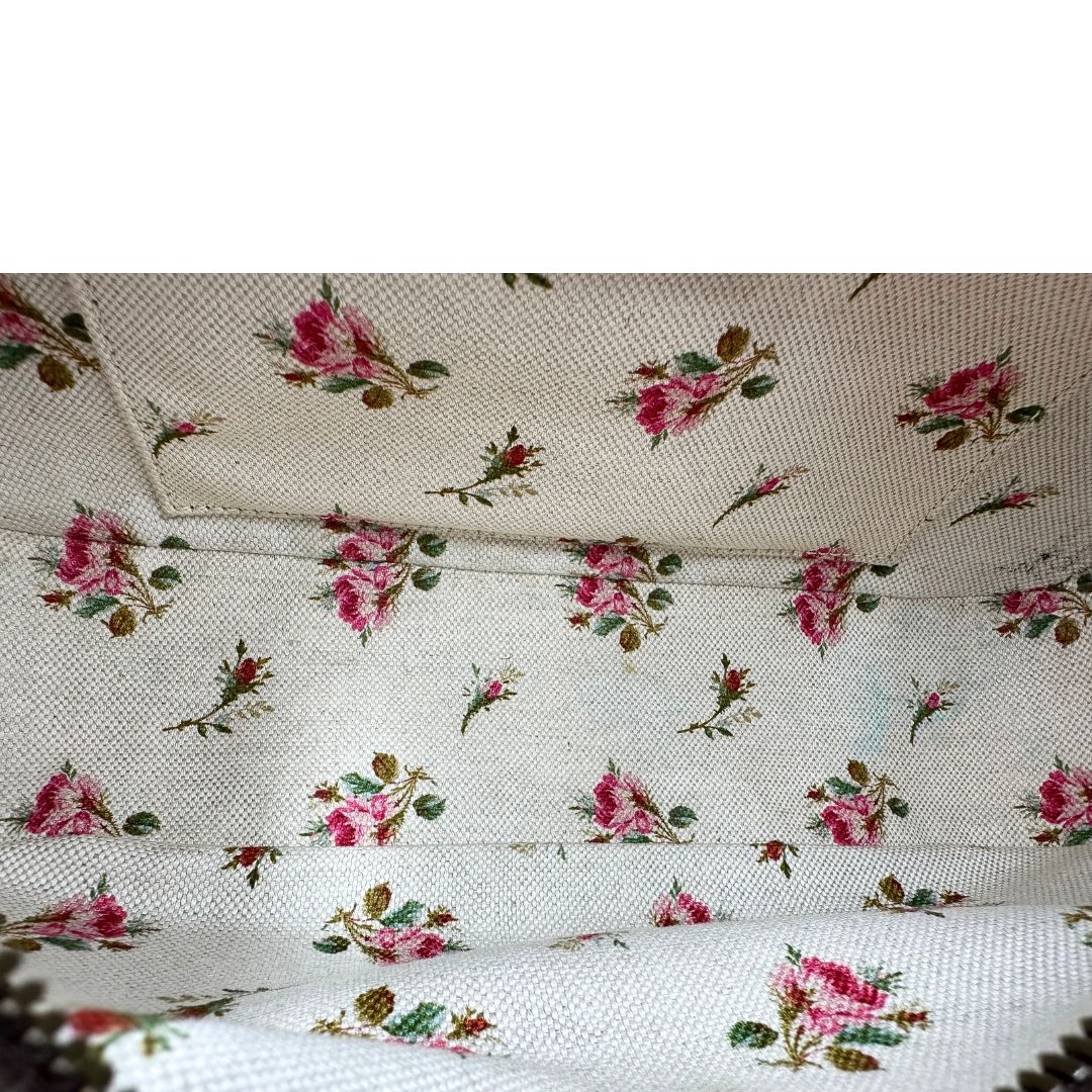 Interno di una borsa Gucci Neo Vintage in canvas beige GG Supreme con finiture in pelle marrone e parti metalliche dorate. Munita di una tracolla in tessuto Web verde e rosso, con dettagli in pelle gialla. Rifinita con logo lettering sul front e testa di tigre decorativa. Completa di dustbag.