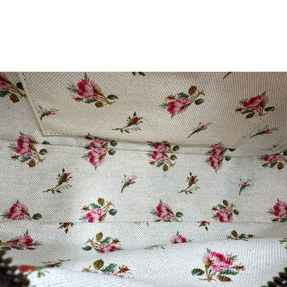 Interno di una borsa Gucci Neo Vintage in canvas beige GG Supreme con finiture in pelle marrone e parti metalliche dorate. Munita di una tracolla in tessuto Web verde e rosso, con dettagli in pelle gialla. Rifinita con logo lettering sul front e testa di tigre decorativa. Completa di dustbag.